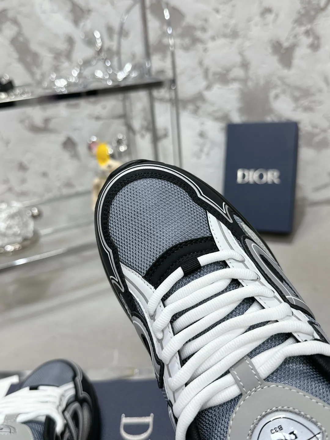 Men's men's shoes 💰600❤️❤️❤️High version Dior Dior's latest color matching B30 series reflective dad sneakers original 17380💰 purchased for development and production Brand new B30 sneakers Dad Shoes style shoes that follow the trend of the retro market The Dior logo on the tongue also indicates that this pair of shoes is the B30 model! B30 uses fine-textured leather and mesh cloth materials to form a shoe body. There are conspicuous letters CD on both sides of the shoe body to indicate identity. Many lines on the shoe body outline details to make the shoes look less monotonous and full of retro flavor. The delivery counter is exquisitely packaged🛍📦 ▪️Fabric: Original customized technical fabric + mesh ▪️Inner lining: Customized breathable lining ▪️Outsole: Original molded IP foam + TPU outsole ▪️Sole thickness: 3.5CM ▪️Size: Women’s size 35-40 / Men’s size 39-46